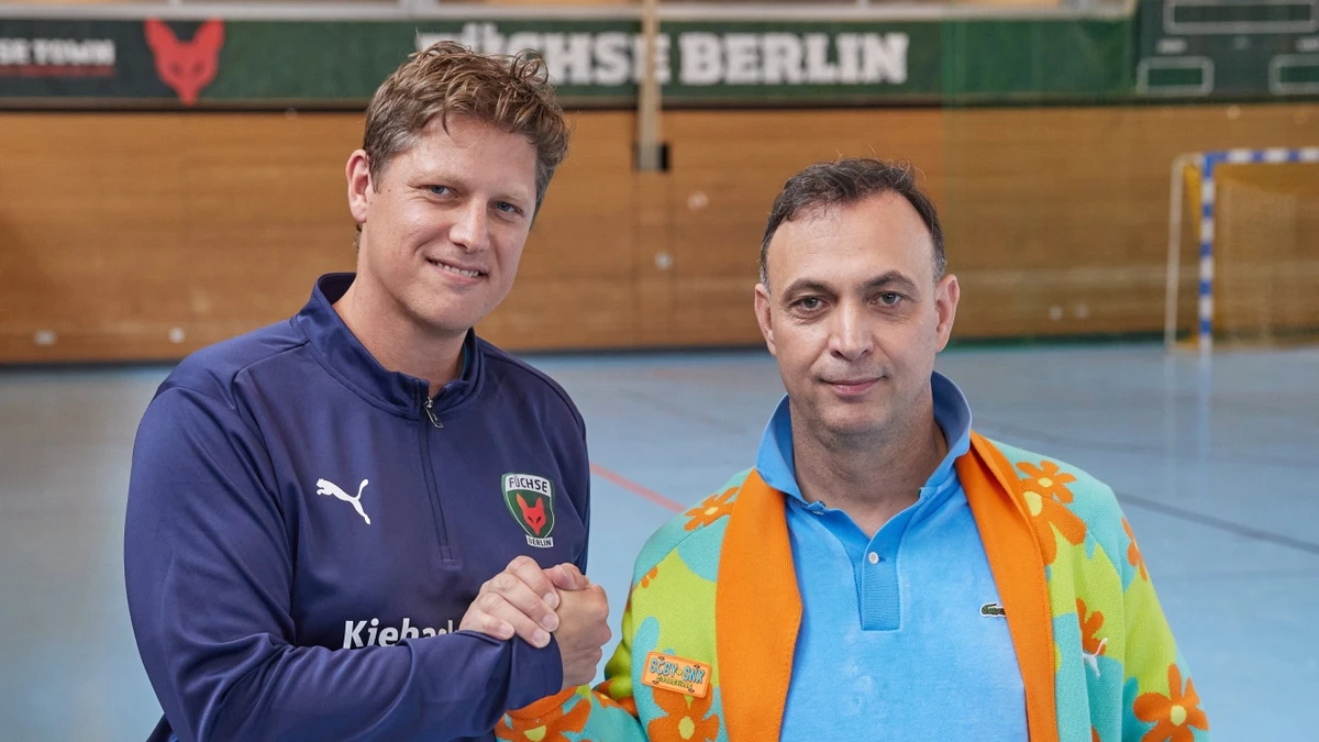 Der Trainer ist weg, es lebe der Trainer: Füchse-Geschäftsführer Bob Hanning (r) stellt Nicolej Krickau vor - dpa