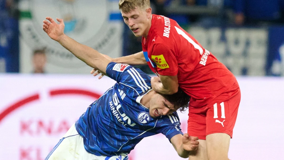 Soufiane El-Faouzi (FC Schalke 04, links) und Alexander Bernhardsson (Holstein Kiel) im Zweikampf. - dpa