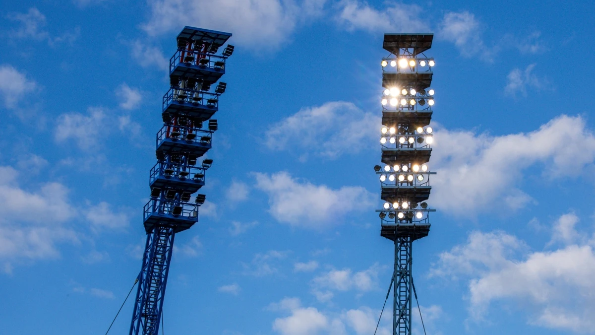 Flutlichtmasten im Ostseestadion: Ikonische Strahler in Rostock - dpa