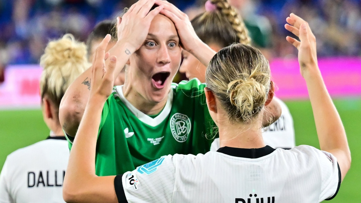 Ann-Katrin Berger (links) und Klara Bühl können ihr Fußballglück nach dem EM-Viertelfinale kaum fassen. - dpa
