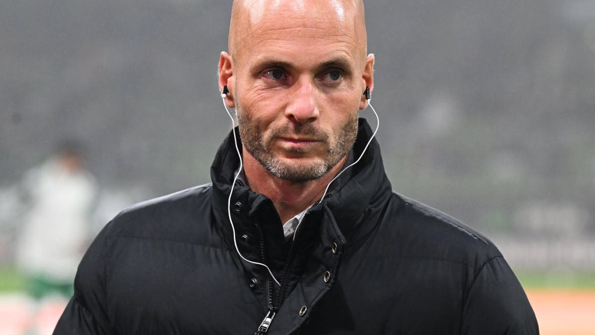 Krise in Bundesliga: Wolfsburg-Trainer Simonis muss schon wieder gehen Krise in Bundesliga: Wolfsburg-Trainer Simonis muss schon wieder gehen