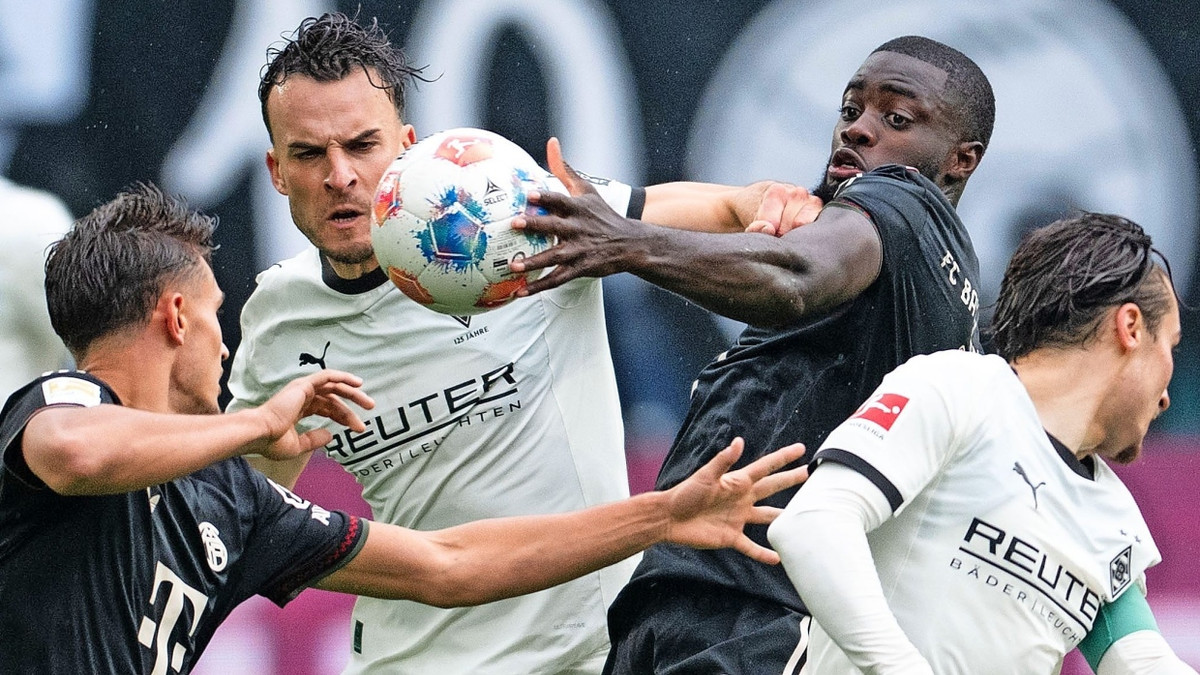 Ja sind wir denn am Handballkreis? Bayern-Profi Upamecano fingert am Ball, der Gladbacher Tabakovic schaut zu, Bischof (l.) und Reitz (r.) wenden sich ab. - dpa