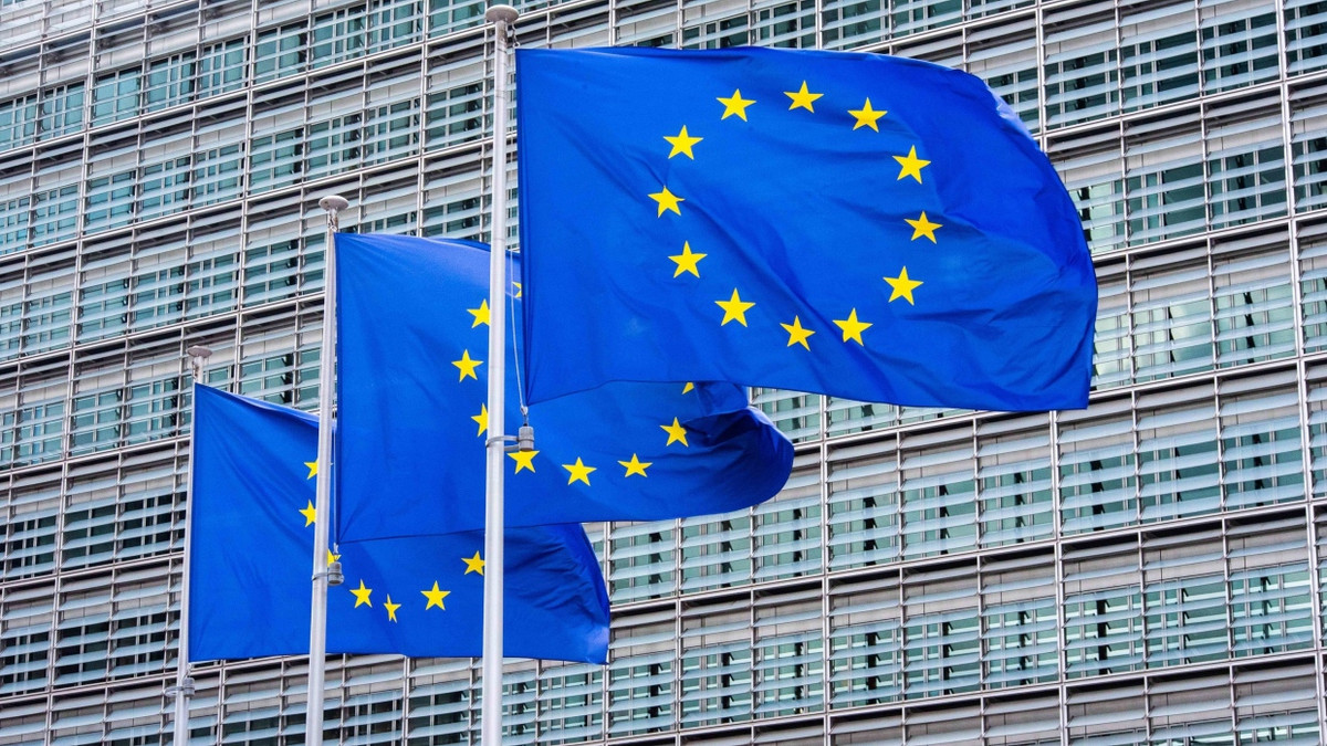 Europäische Fahnen wehen vor dem Sitz der EU-Kommission in Brüssel. - dpa