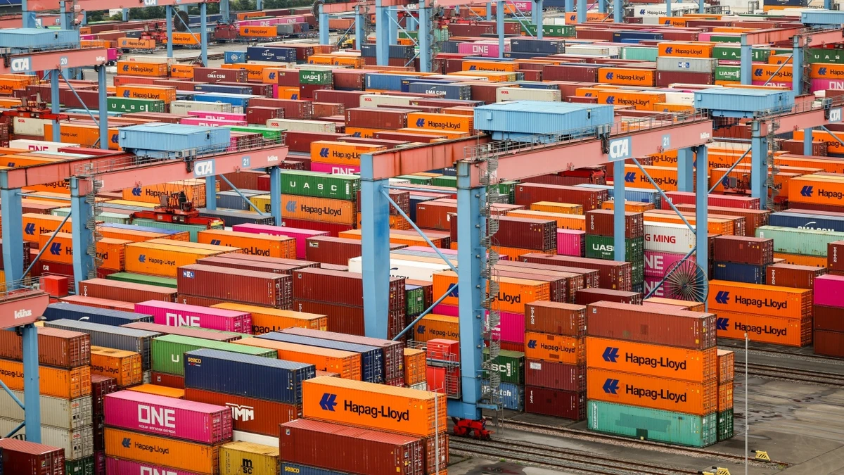 Container werden am Hamburger Hafen gelagert und verladen: In die USA gehen noch immer die meisten Ausfuhren. - dpa