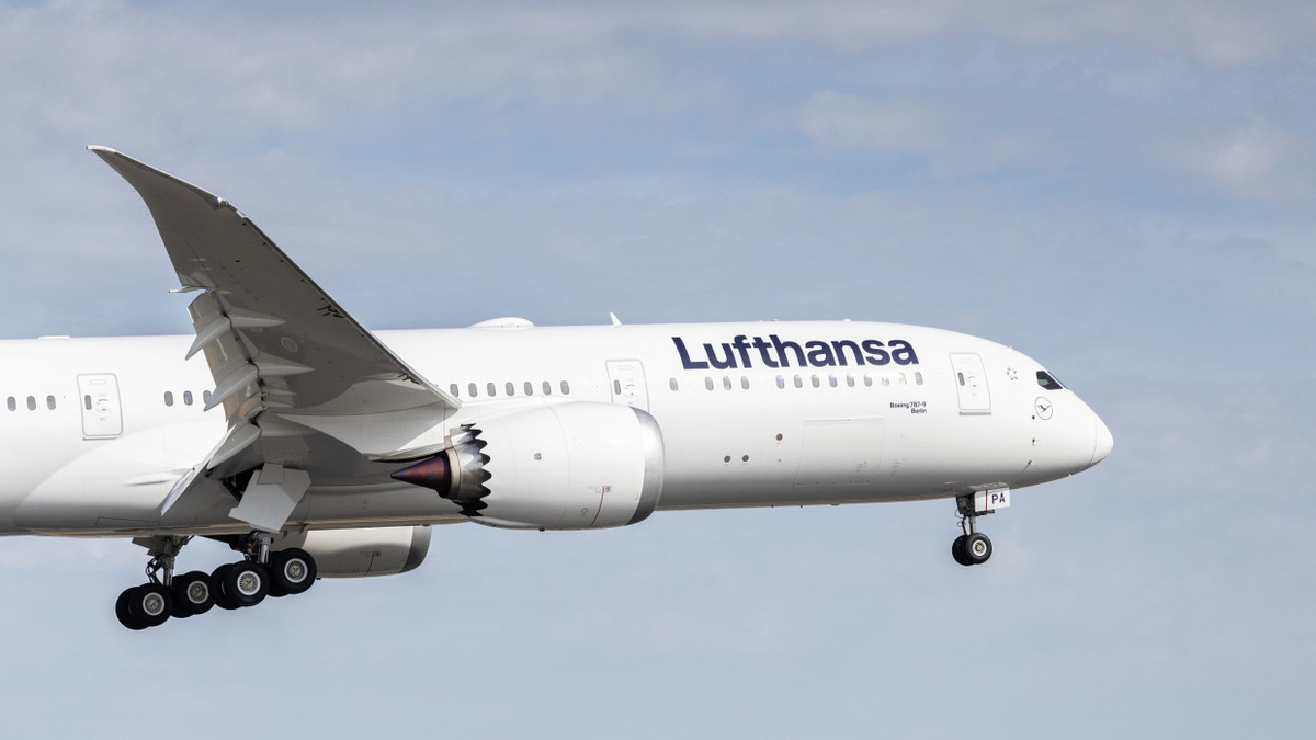 Eine Lufthansa-Maschine, die von Chicago nach Frankfurt fliegen sollte, musste wegen eines „renitenten“ Passagiers umdrehen. - dpa
