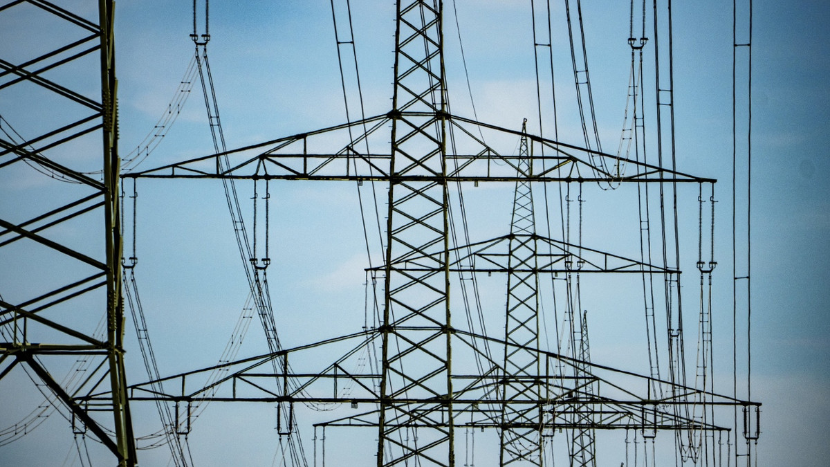 Strommasten zwischen Dorheim und Wölfersheim: Für die Wirtschaft ist sichere Energie wieder wichtiger als Klimaschutz. - dpa
