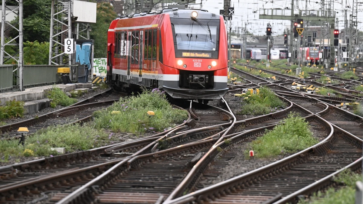Ein Regional-Zug der Deutschen Bahn fährt in den Kölner Hauptbahnhof ein. - dpa