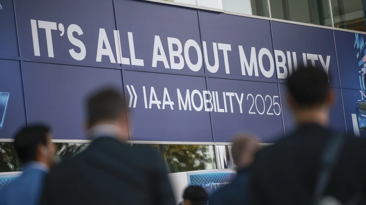 Messebesucher treffen zur IAA Mobility 2025 in München ein. - EPA