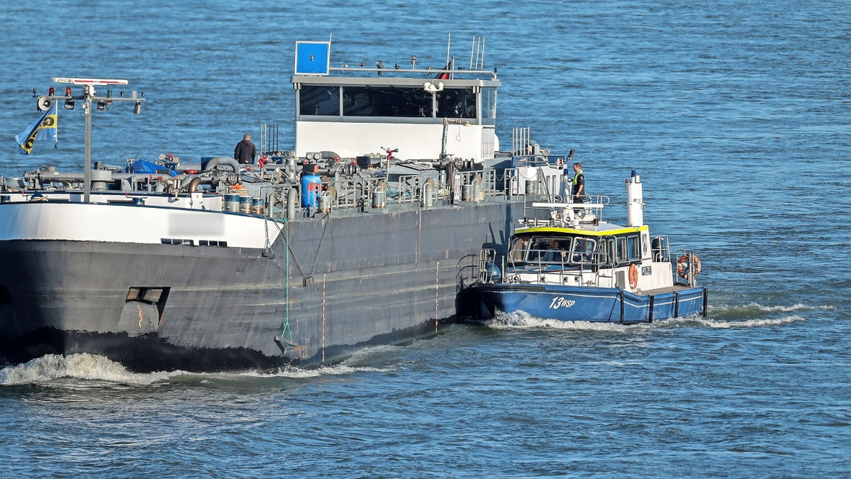 Die Wasserschutzpolizei kontrolliert ein Tankschiff - dpa