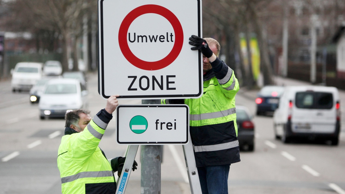 Für Elektroautobesitzer soll die Umweltplakette wegfallen. - dpa