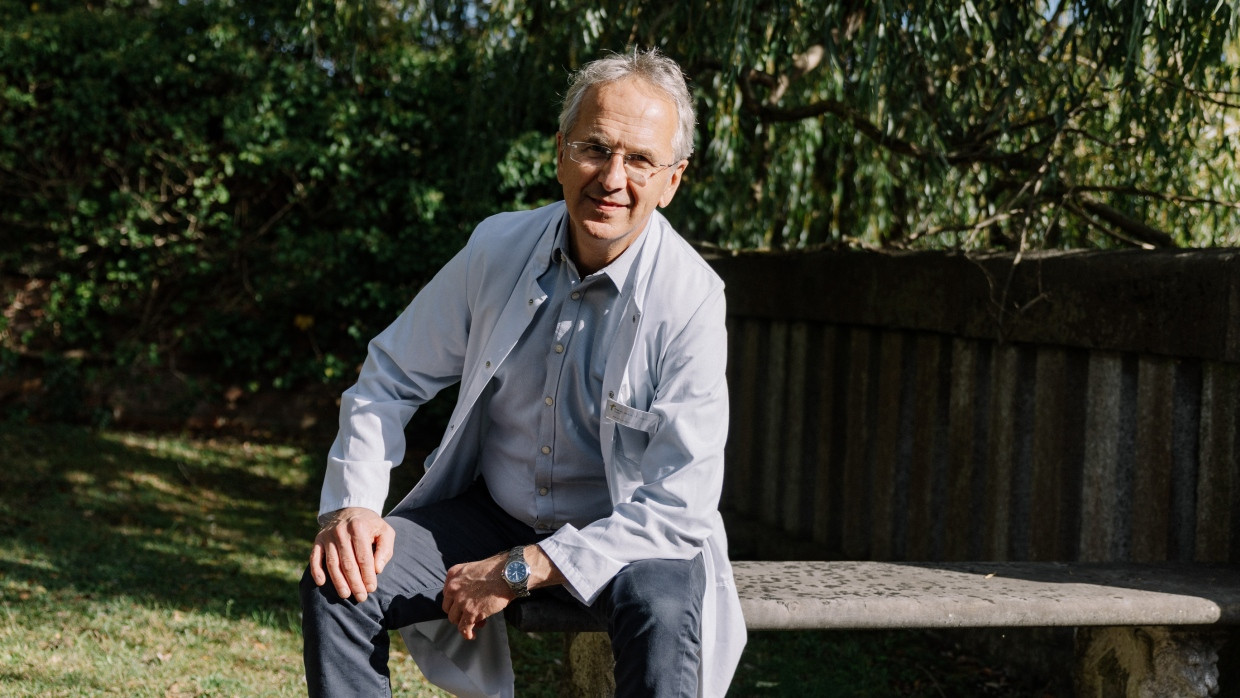 Prof. Dr. med. Andreas Michalsen arbeitet als Internist, Ernährungsmediziner und Fastenarzt in Berlin.