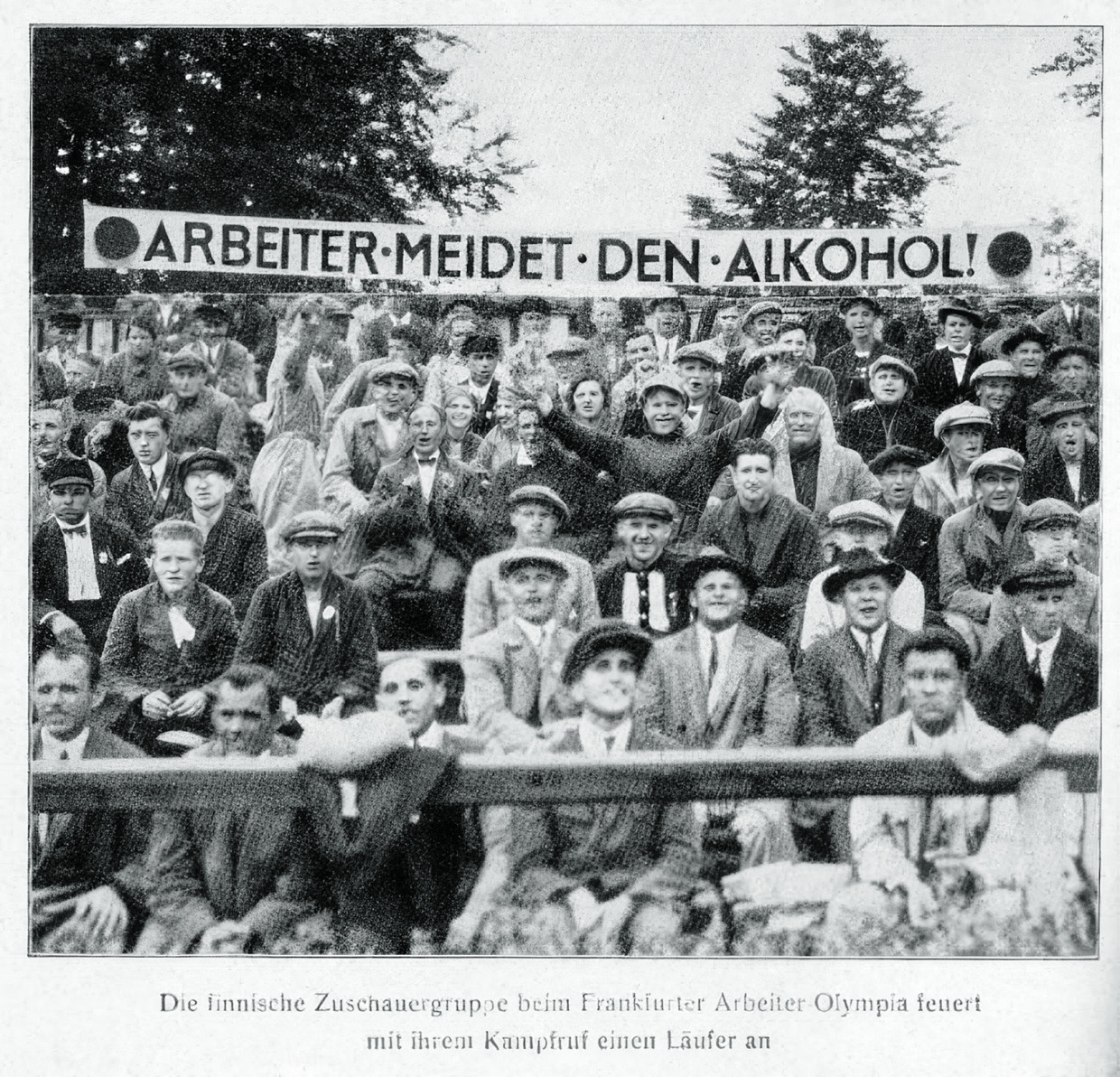 Ob der Aufruf beachtet wurde? Mahnung auf einem Transparent während der Arbeiter-Olympiade 1925 im Waldstadion