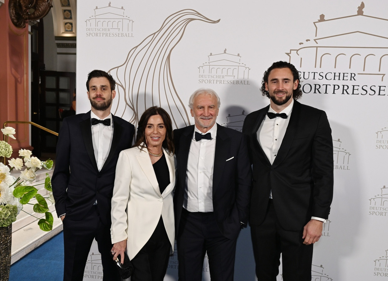 Legende mit Familie: Rudi Völler (Zweiter von rechts) mit Frau Sabrina und Söhnen.