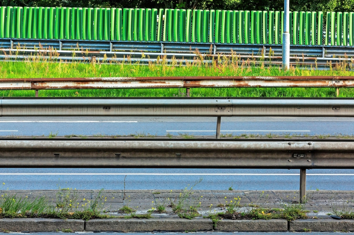 Im Stau keinen zweiten Blick wert, durchs Kameraobjektiv recht ansehnlich: Leitplanken und die darauf montierten, zu einem Blendschutz angeordneten Lamellen