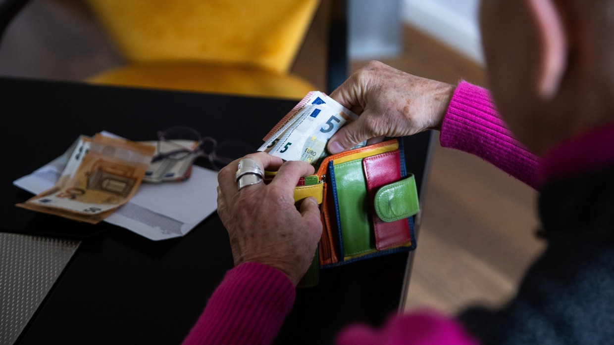 Richtig rechnen: Eine Rentnerin zählt Bargeld in Frankfurt