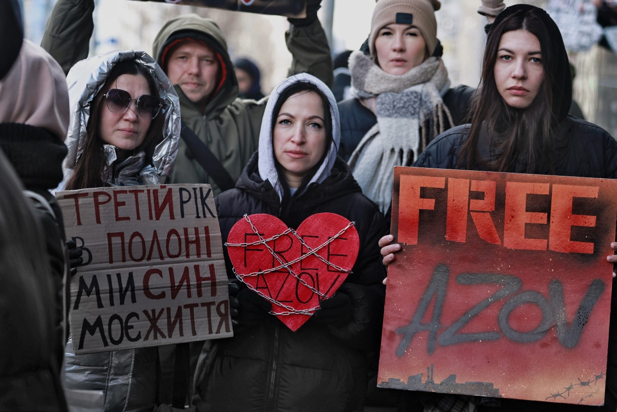 „Free Azov“: Demonstrantinnen in Kiew Mitte Februar