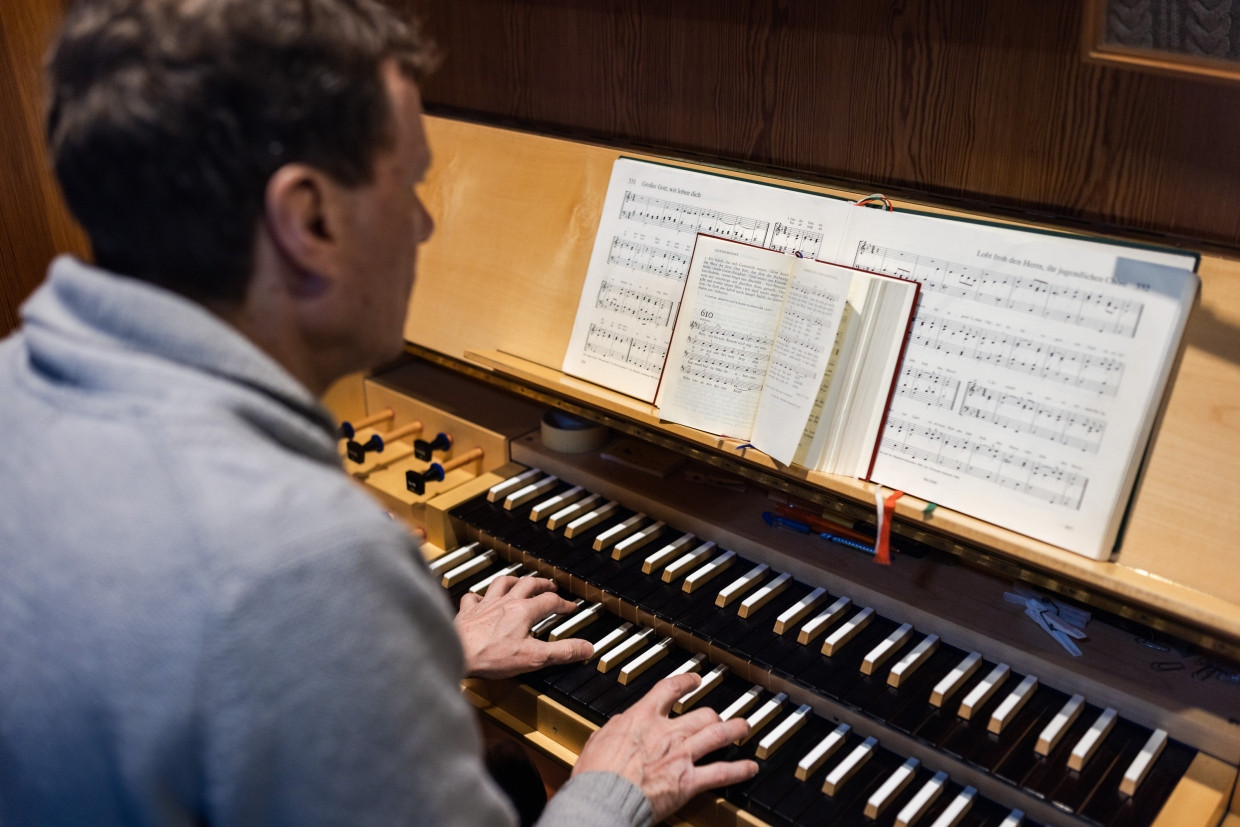 Zu sich selbst findet er beim Musikhören oder beim Orgelspielen – wie hier in der Auferstehungskirche in Grafenhausen im Südschwarzwald.