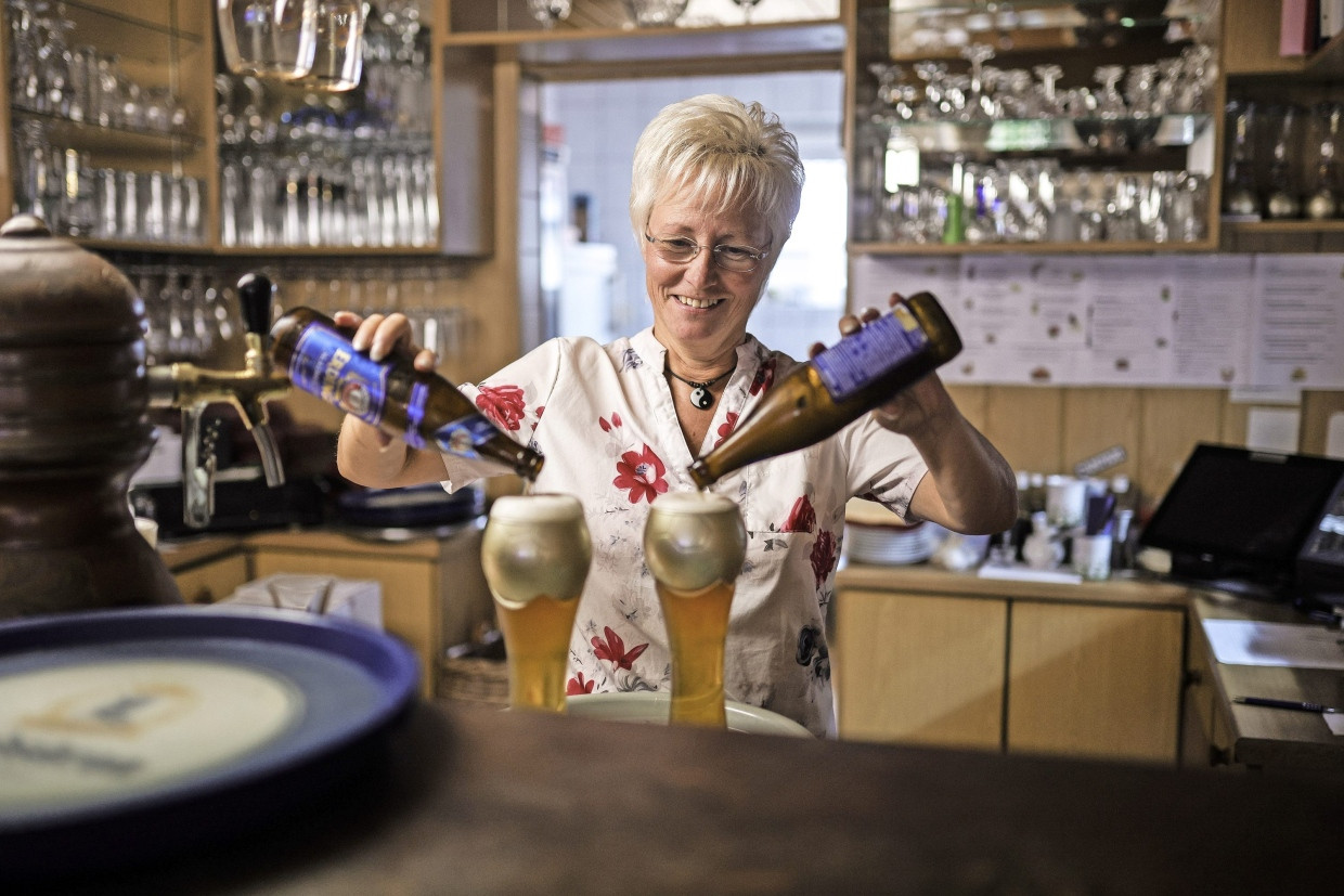 Wirtin Silke Neumann mit Weizenbier.
