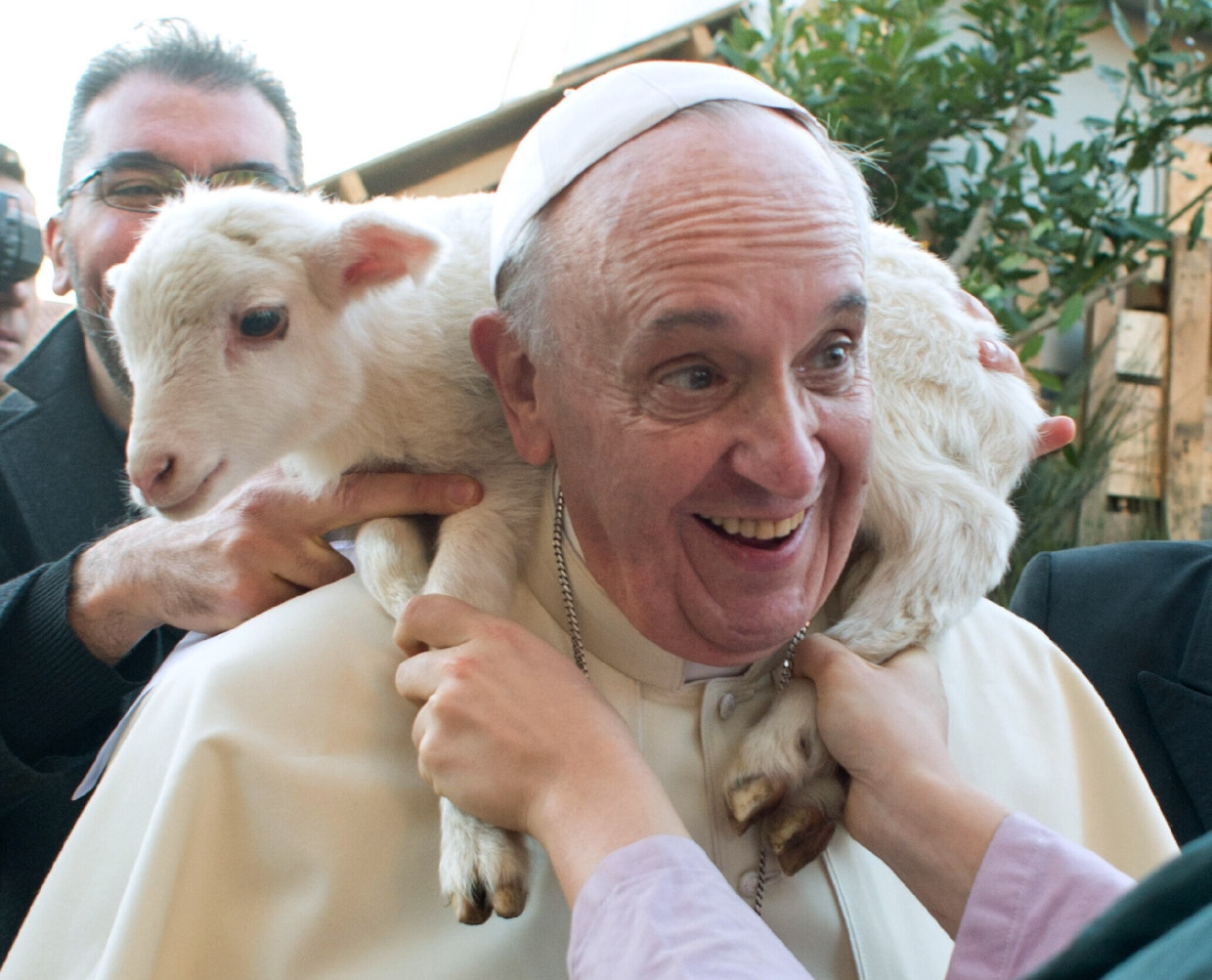 Macht Wirbel: Papst Franziskus beim Besucht einer lebendigen Krippenszene im Januar 2014