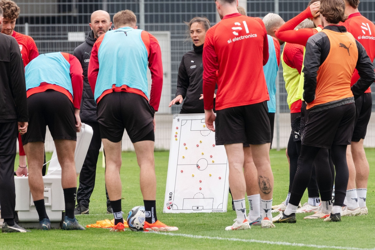 Sabrina Wittmann im Kreis ihrer Spieler: „Das Glück, ihnen einen gemeinsamen Sinn und eine Richtung zu geben.“