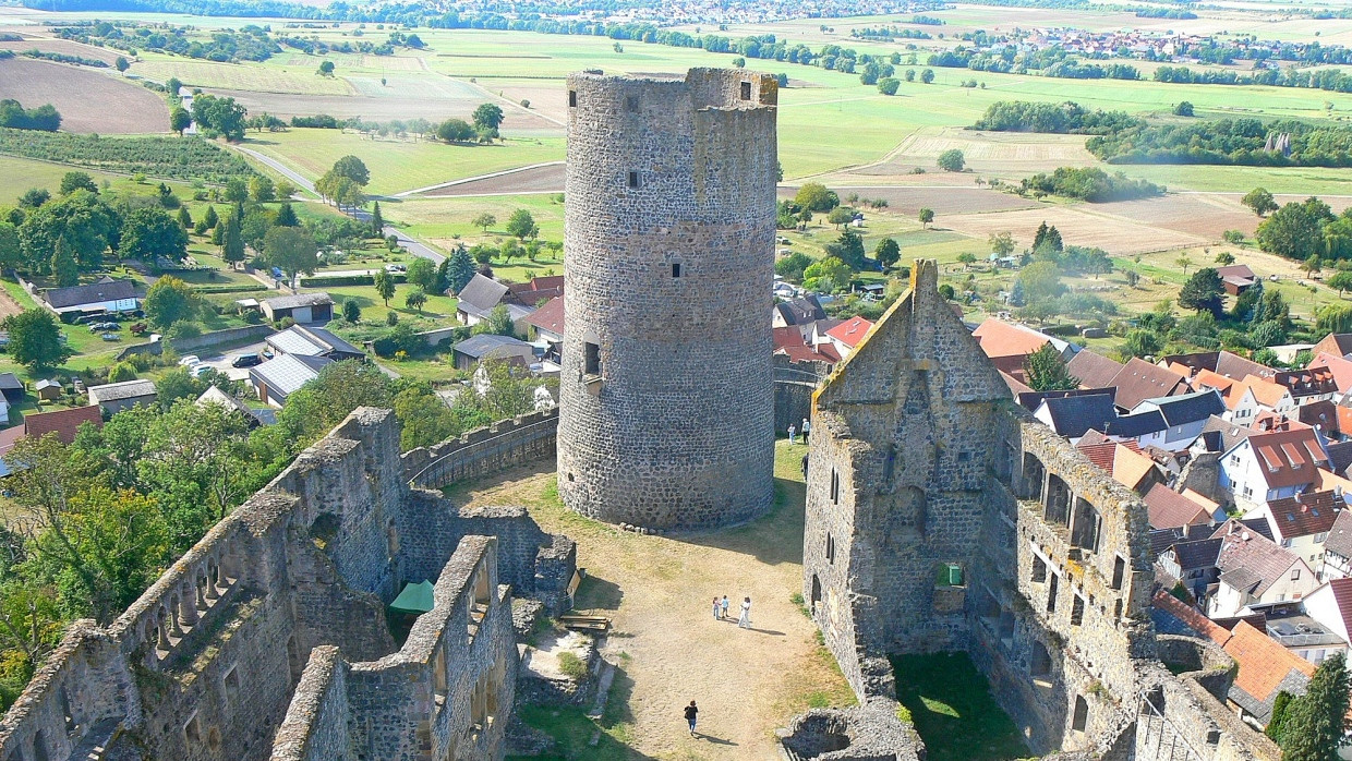 Surrounded by a wall: The Münzenburg is a typical knight's fortress from the Middle Ages.