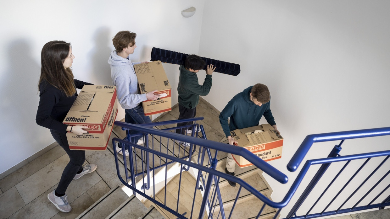 Wenn Wohnungen fehlen, können die einen nicht umziehen, während andere sich von Untermiet- zu Untermietverhältnis angeln. Beides führt zu Frust.