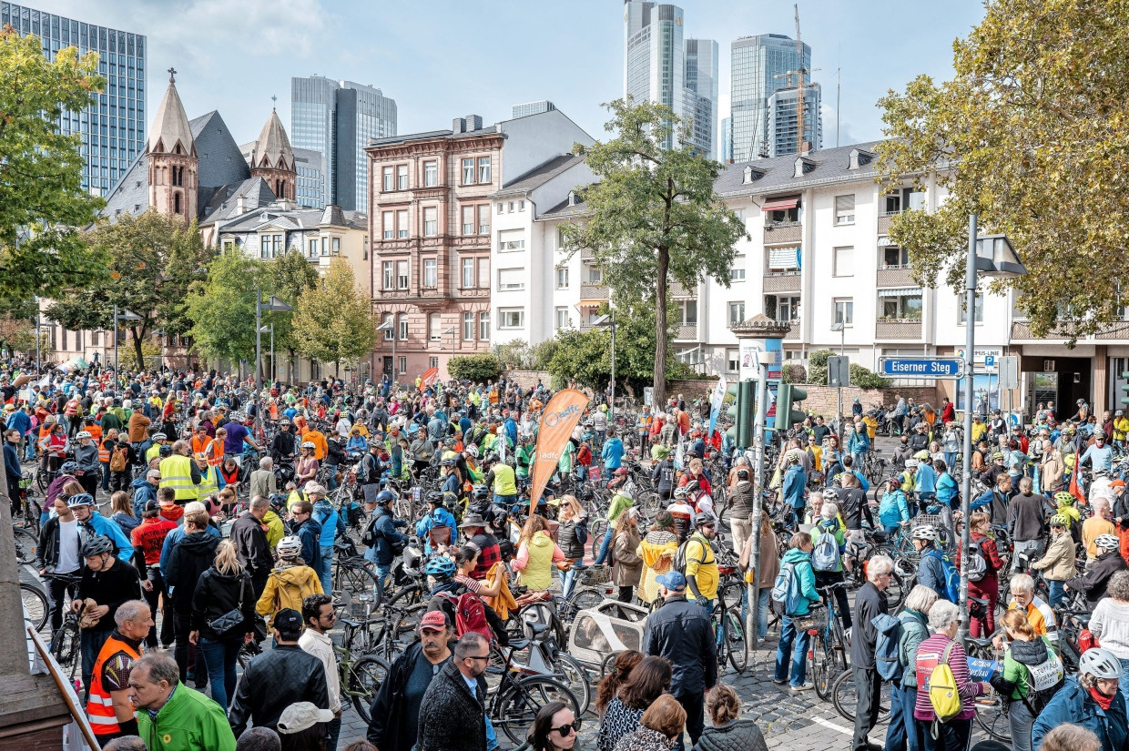 Opstarten in de stad: Na een kundgebung op de Frankfurter Mainkai is de A648 van Ziel der Fahrrad-Demonstration gewesen. Opstarten in de stad: Na een kundgebung op de Frankfurter Mainkai is de A648 van Ziel der Fahrrad-Demonstration gewesen.