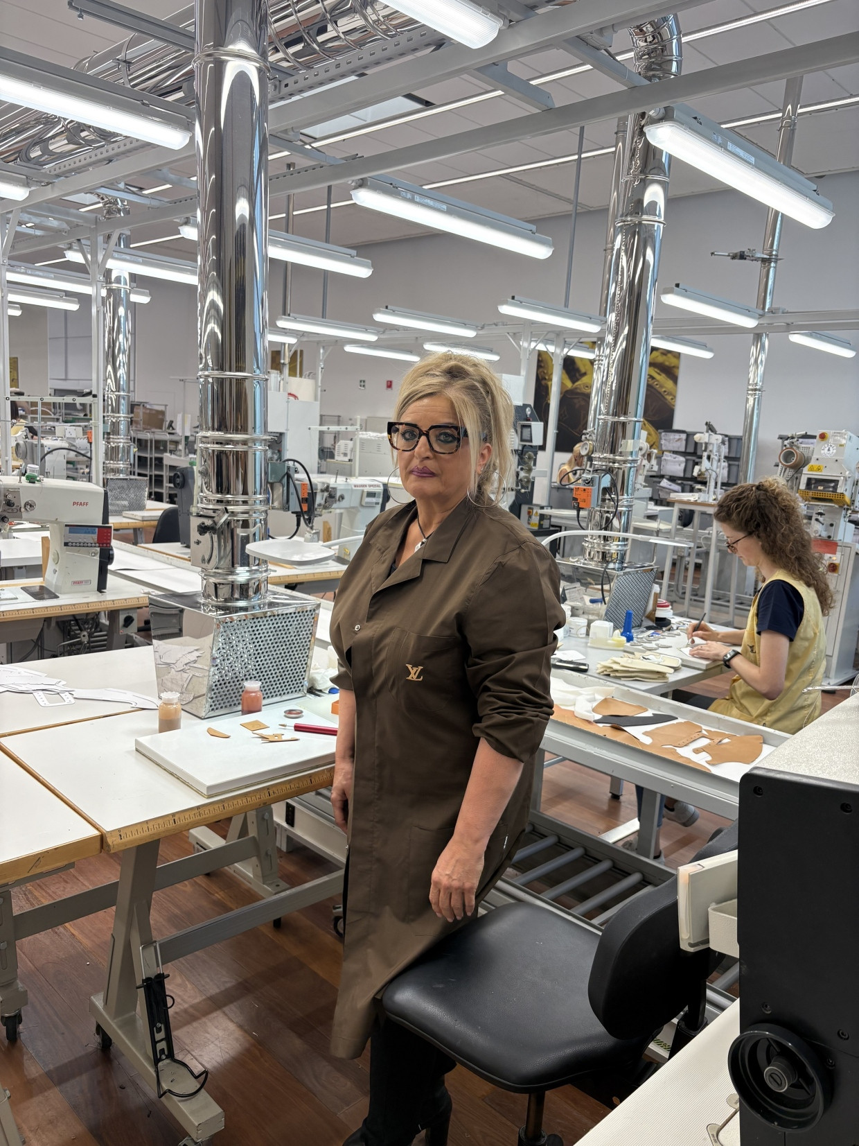 Die Schuhmacherei lernte sie als Kind kennen, heute fertigt sie Sneaker: Katja an der Werkbank bei Louis Vuitton.