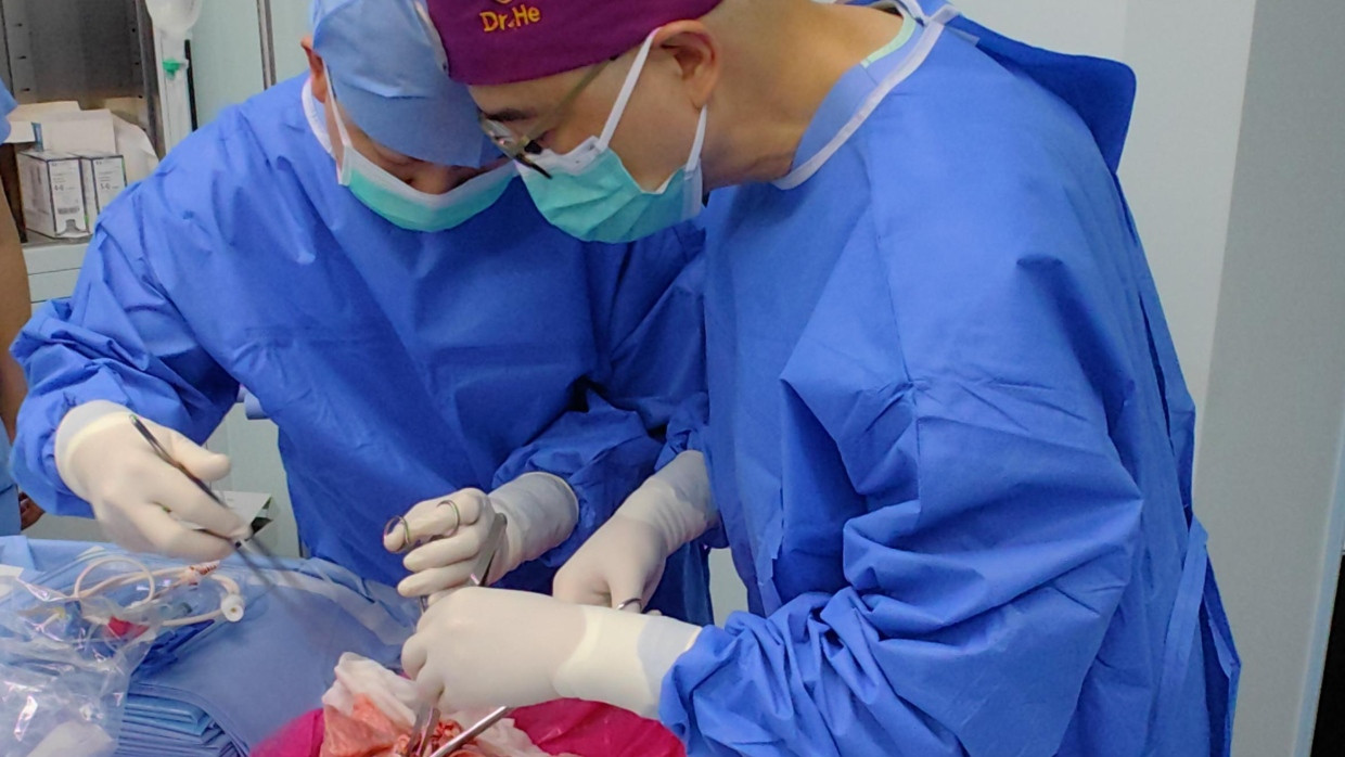 Thoraxchirurg Jianxing He bei einer Operation.