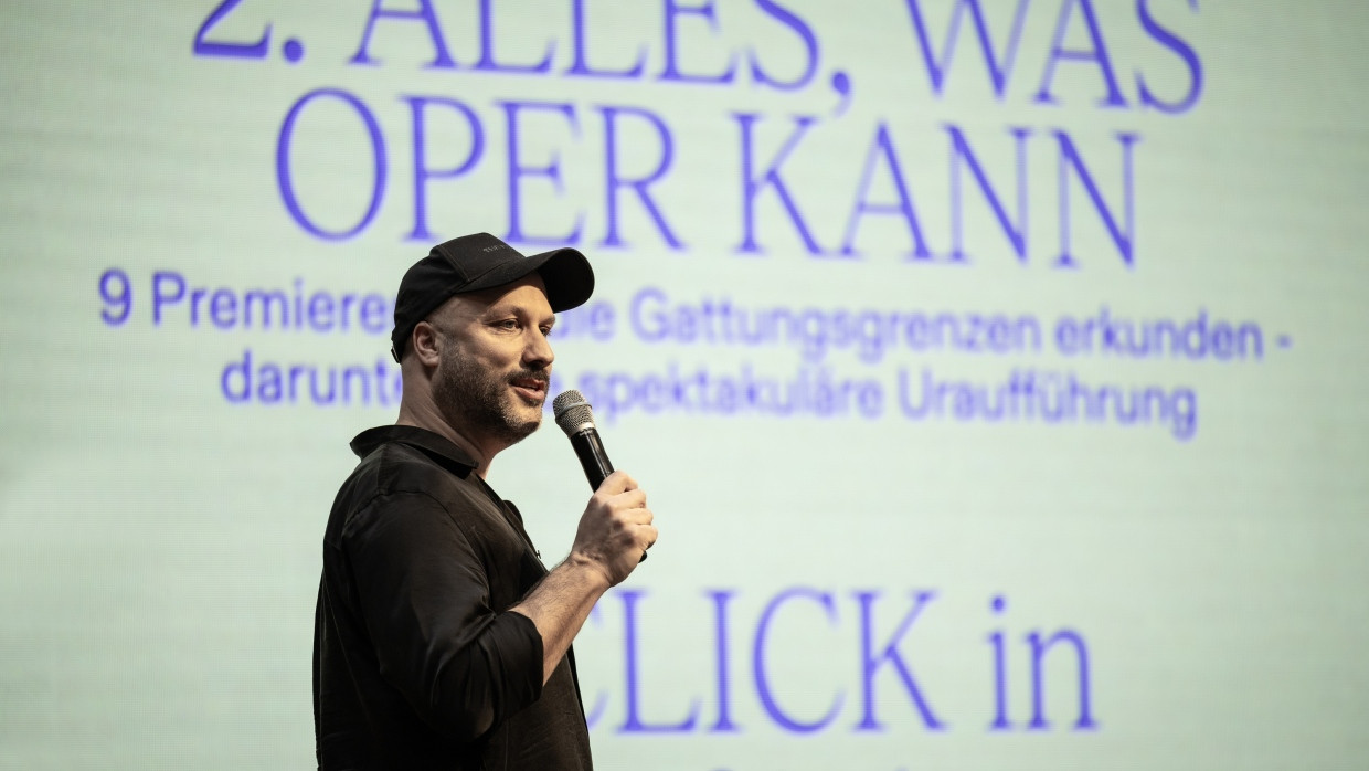 Tobias Kratzer bei der Pressekonferenz zur Ankündigung der ersten Spielzeit seiner Intendanz im März 2025 in Hamburg