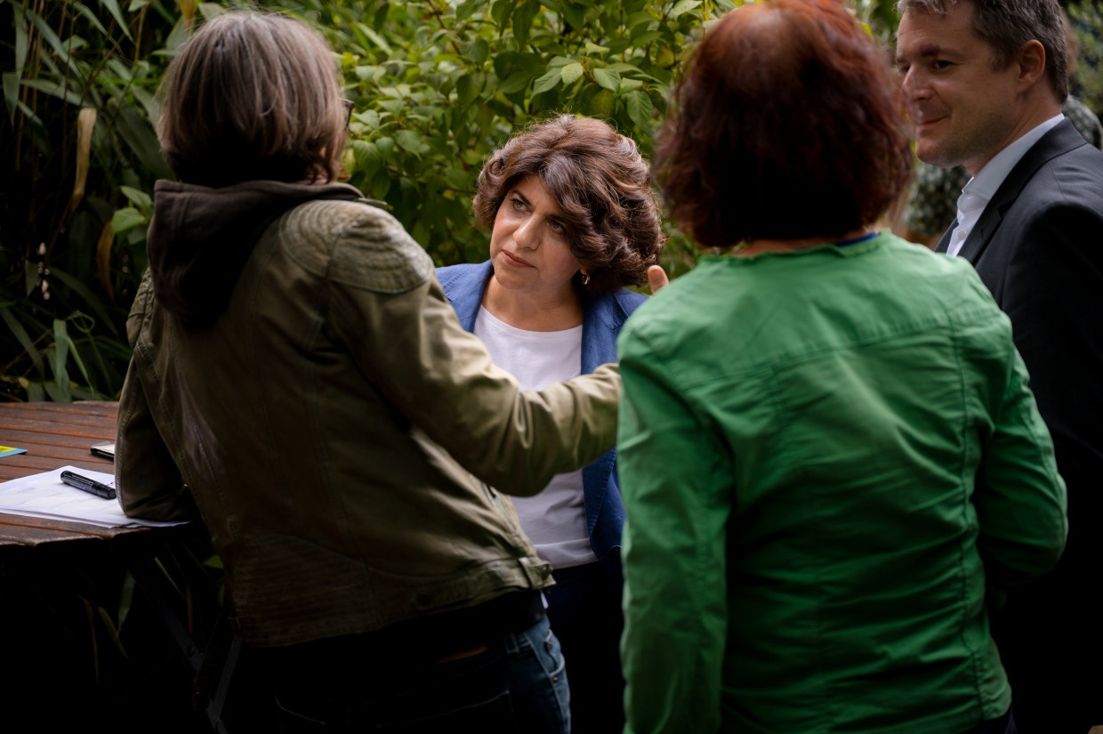 Berivan Aymaz bespricht sich im Wahlkampf mit Parteikollegen aus der Ratsfraktion