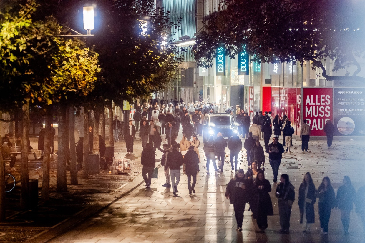 Nachtleben mit Blaulicht: Auch nach Geschäftsschluss sind auf der Zeil viele Menschen unterwegs.