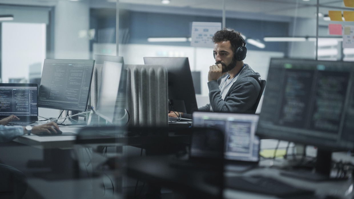 Gutes Gehalt? Ein IT-Experte in einem Büro