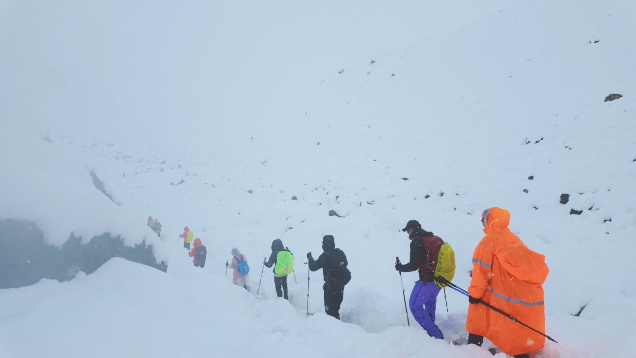 Bergtouristen im Himalaya steigen am 5.10.2025 ins Tal ab: Ungewöhnlich heftiger Schneefall sorgten für Extrembedingungen auch am Mount Everest.
