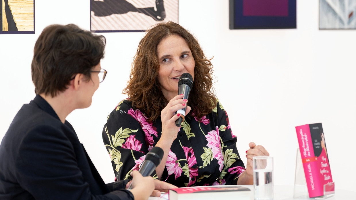 Michaela Karl (r.) stellt im Gespräch mit Maria Wiesner ihre Elsa-Schiaparelli-Biographie „Kluge Frauen bezahlen ihre Kleider selbst“ am Stand der F.A.Z. auf der Frankfurter Buchmesse vor.