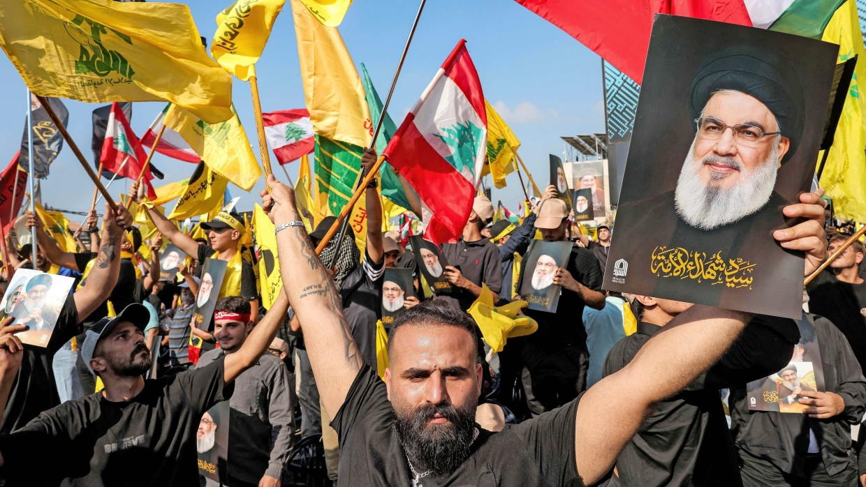 Anhänger der Hizbullah gehen zum Jahrestag von Nasrallahs Tod mit Bildern und Fahnen auf die Straße, 27.9.25.