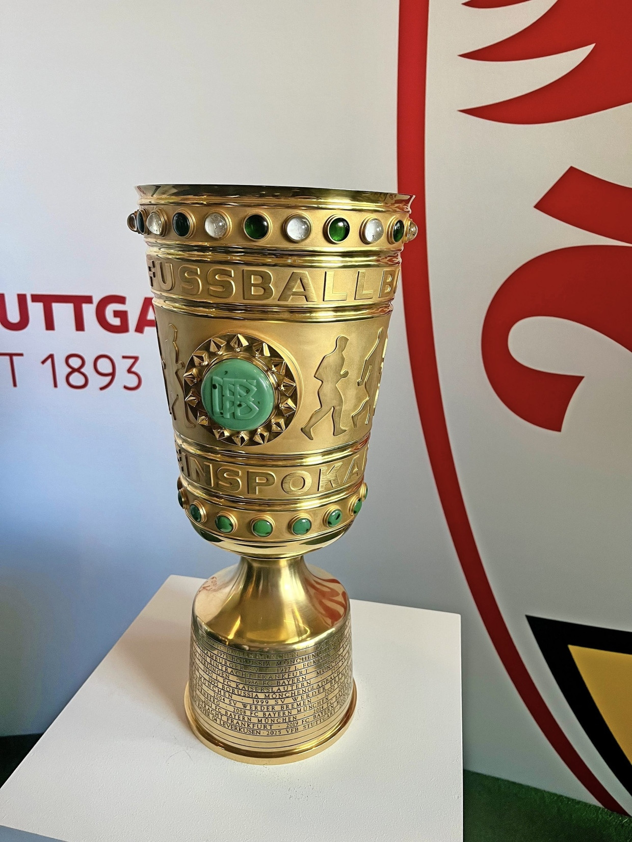 Glanz und Gloria: Der vom VfB frisch erspielte Original-DFB-Pokal prunkt im Foyer.