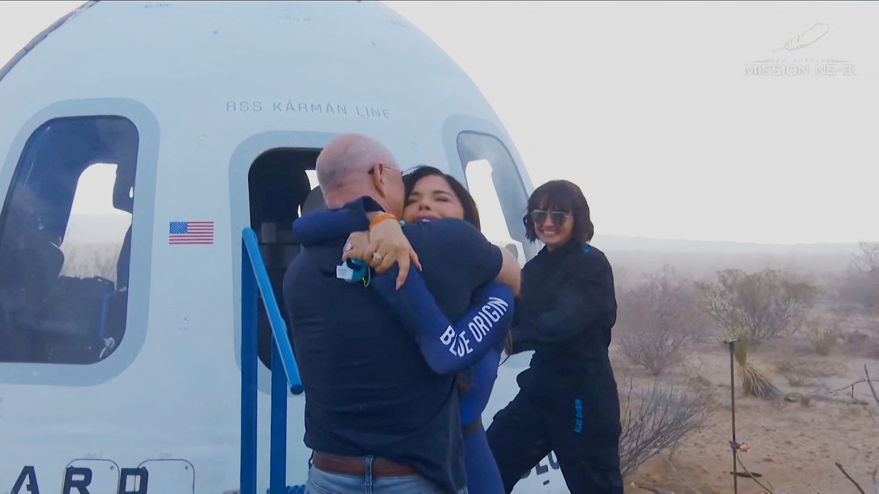 Zurück auf der Erde: Jeff Bezos umarmt seine weinende Verlobte Lauren Sánchez.