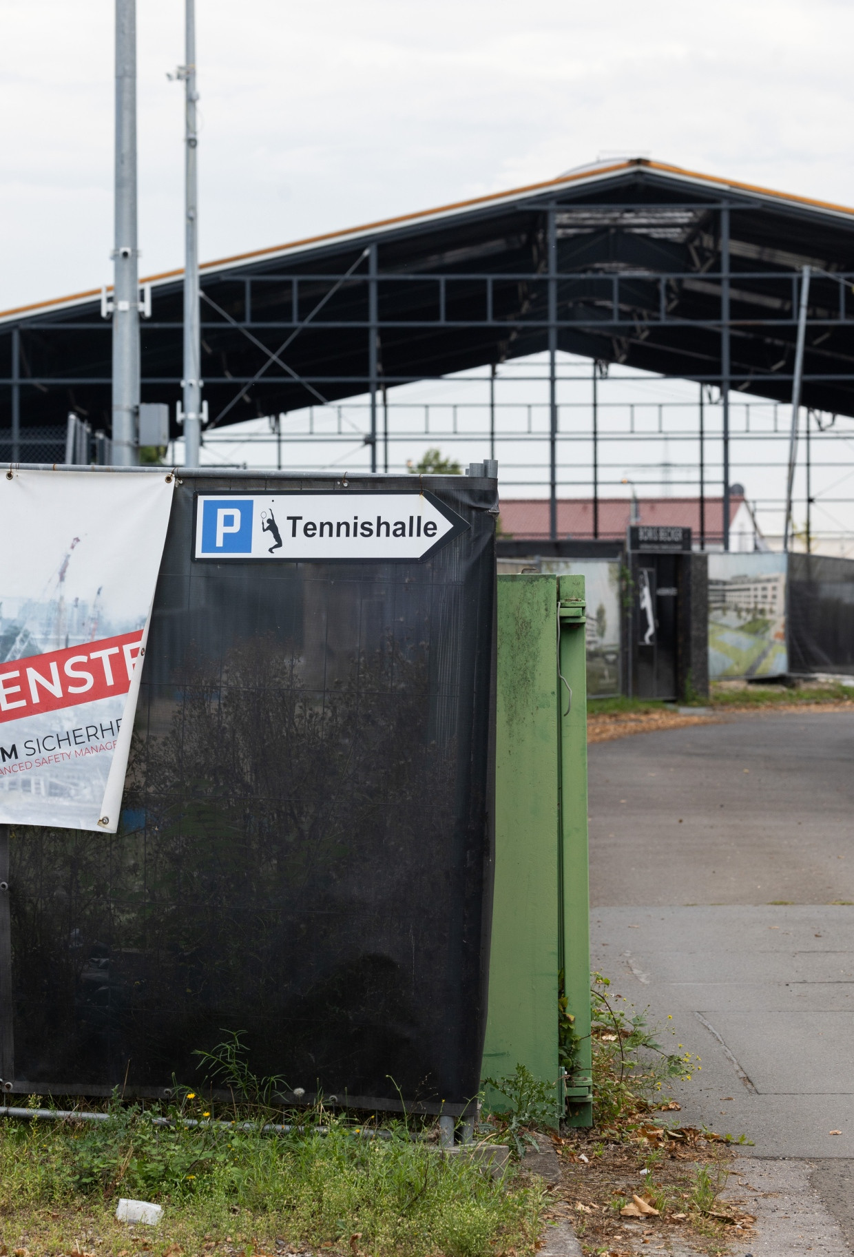 Viele Gebäude sind nur halb fertig.