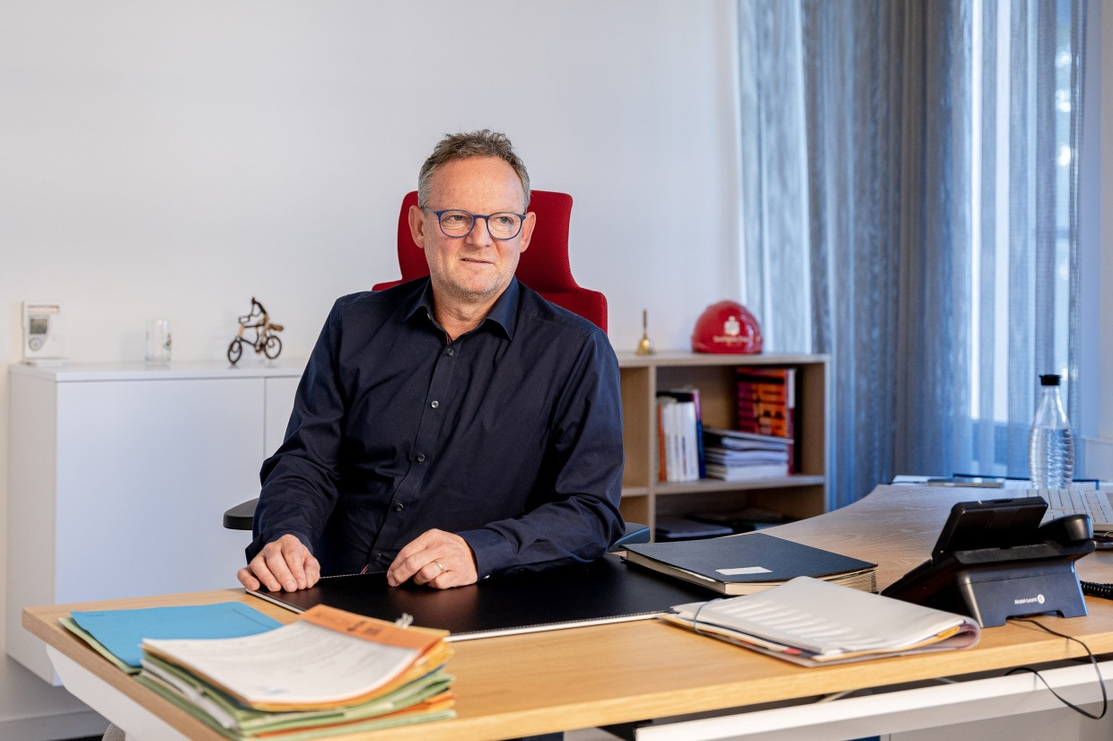 Geht nicht mehr so oft zum Arzt: Landrat Stefan Metzdorf im Porträt in seinem Büro in der Kreisverwaltung Trier-Saarburg