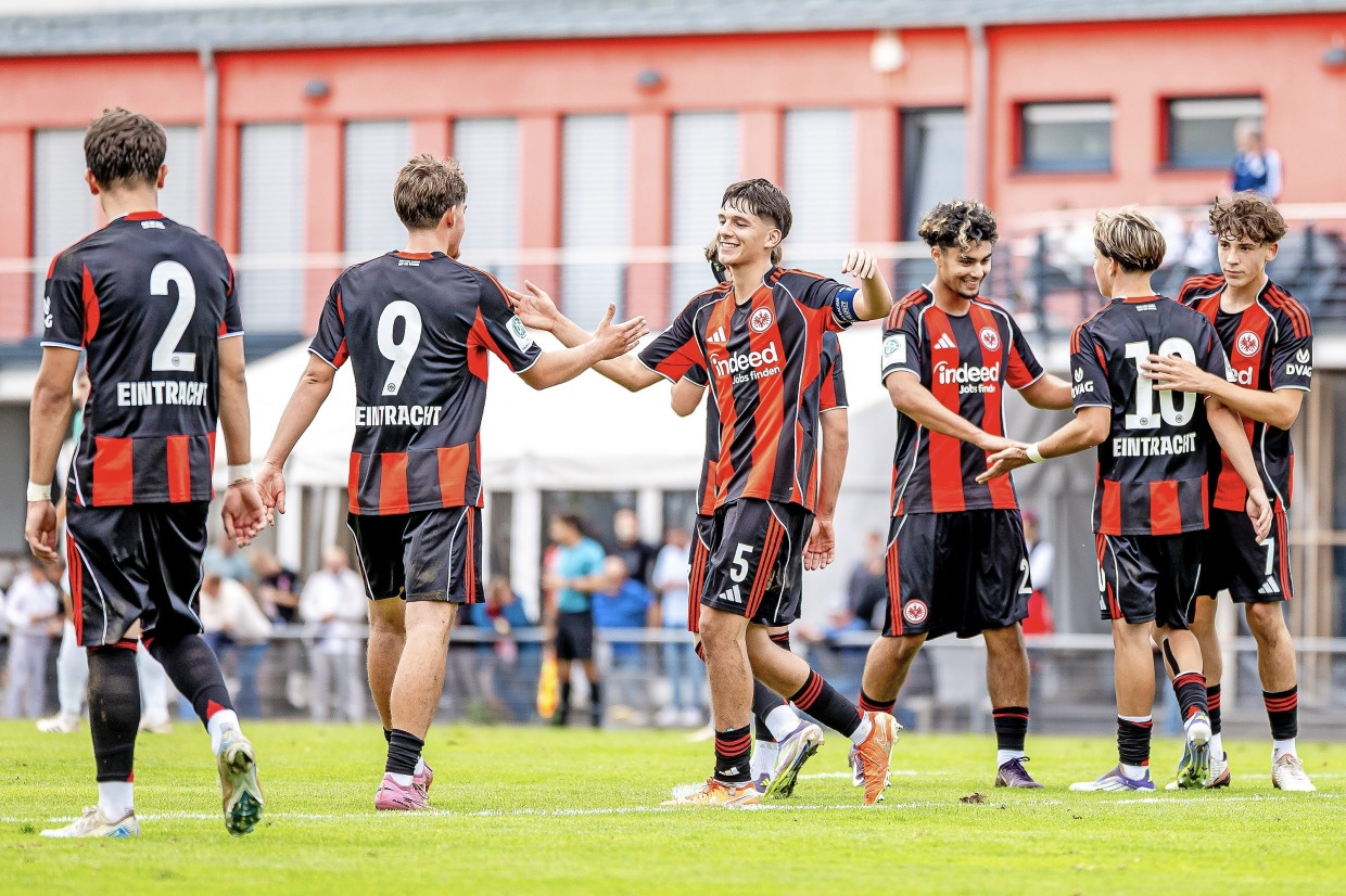 Das U-19-Team der Eintracht bejubelt einen Treffer im Spiel gegen Greuther Fürth.