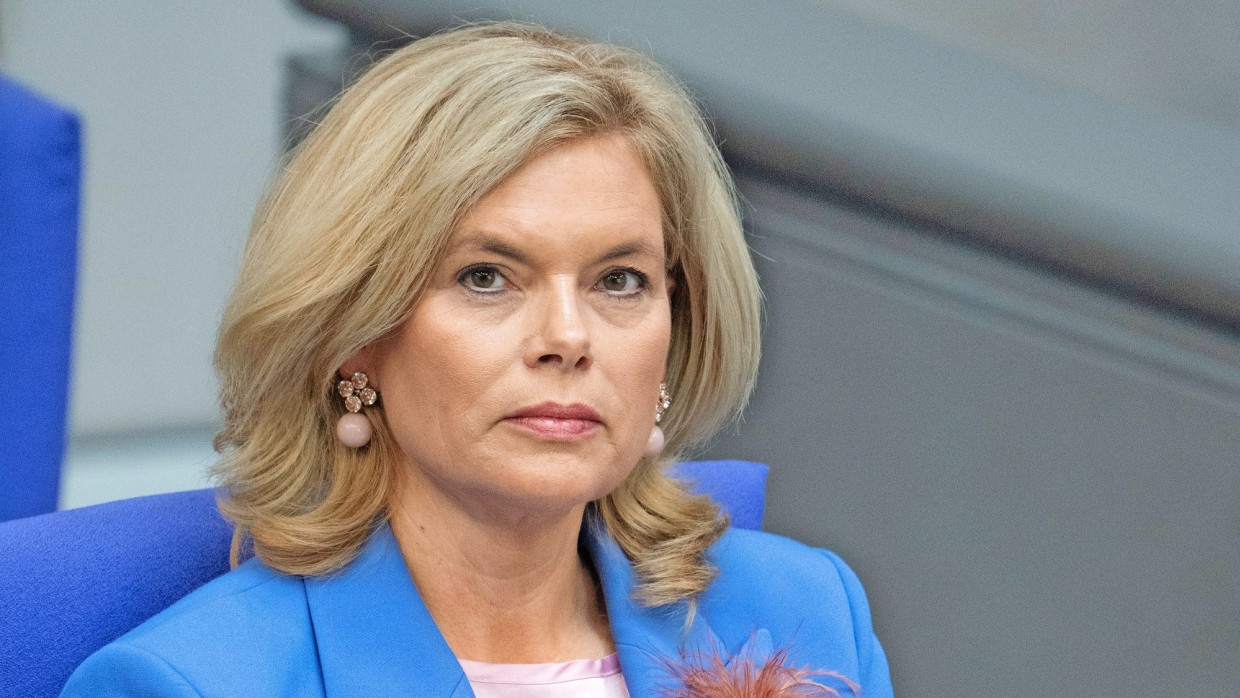 Bundestagspräsidentin Julia Klöckner antwortet auf die Kritik an ihr | FAZ