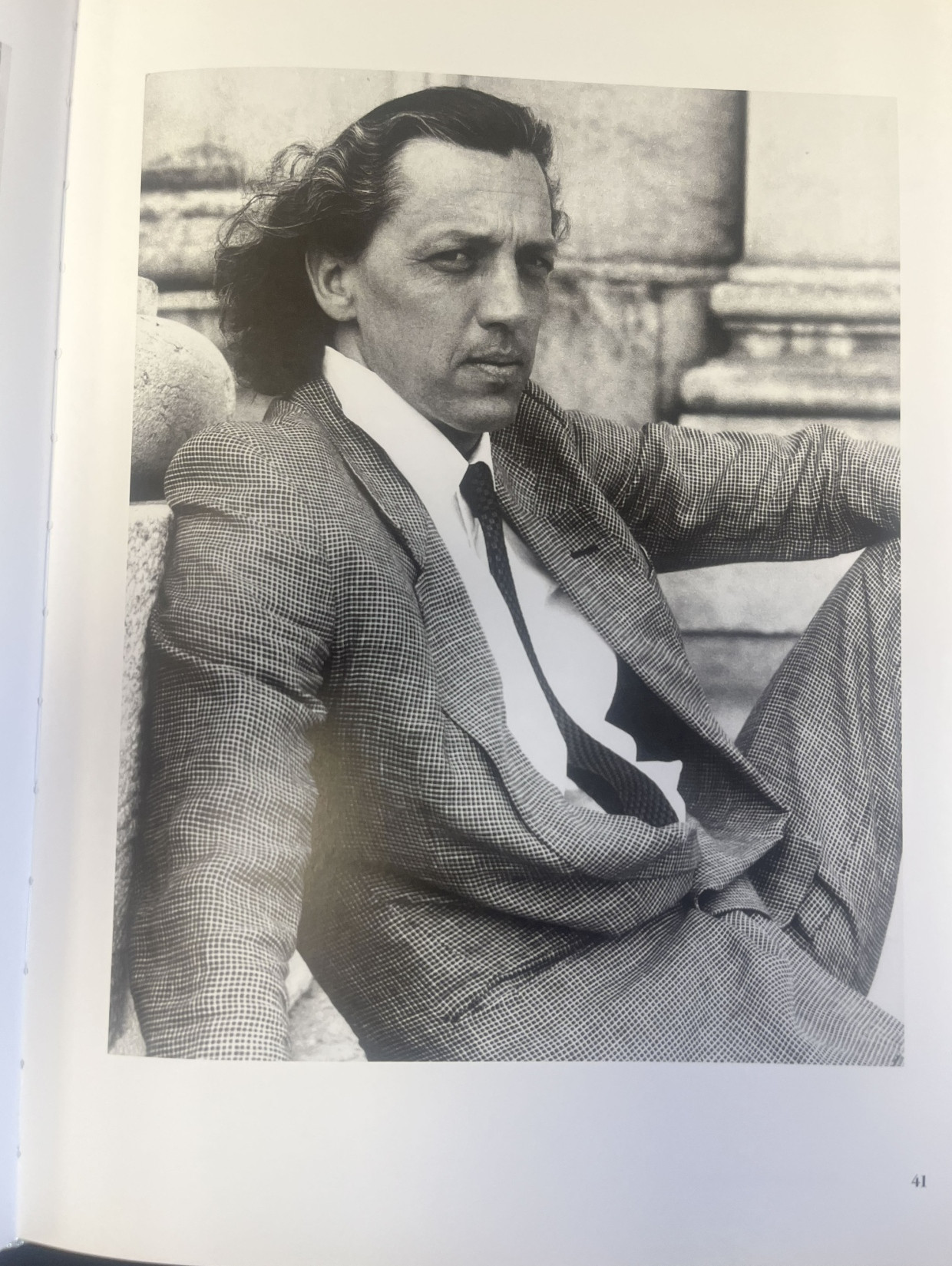 Charles Schumann in einem Anzug von Armani