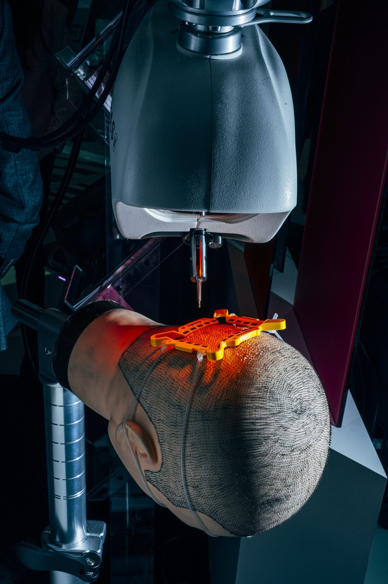 Die Rettung für viele Männer? Eine automatisierte Maschine zur Haarwurzelentnahme und Verpflanzung beim Weltkongress des Internationalen Masterkurses für Alterungswissenschaften in Paris. Das Bild ist ein Auszug aus der Serie „Creation of Beauty“ des Fotografen Nikita Teryoshin: https://nikitateryoshin.com/creation-of-beauty