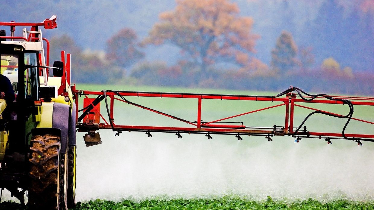 Umstritten: Ein Landwirt versprüht Pflanzenschutzmittel auf einem Feld.