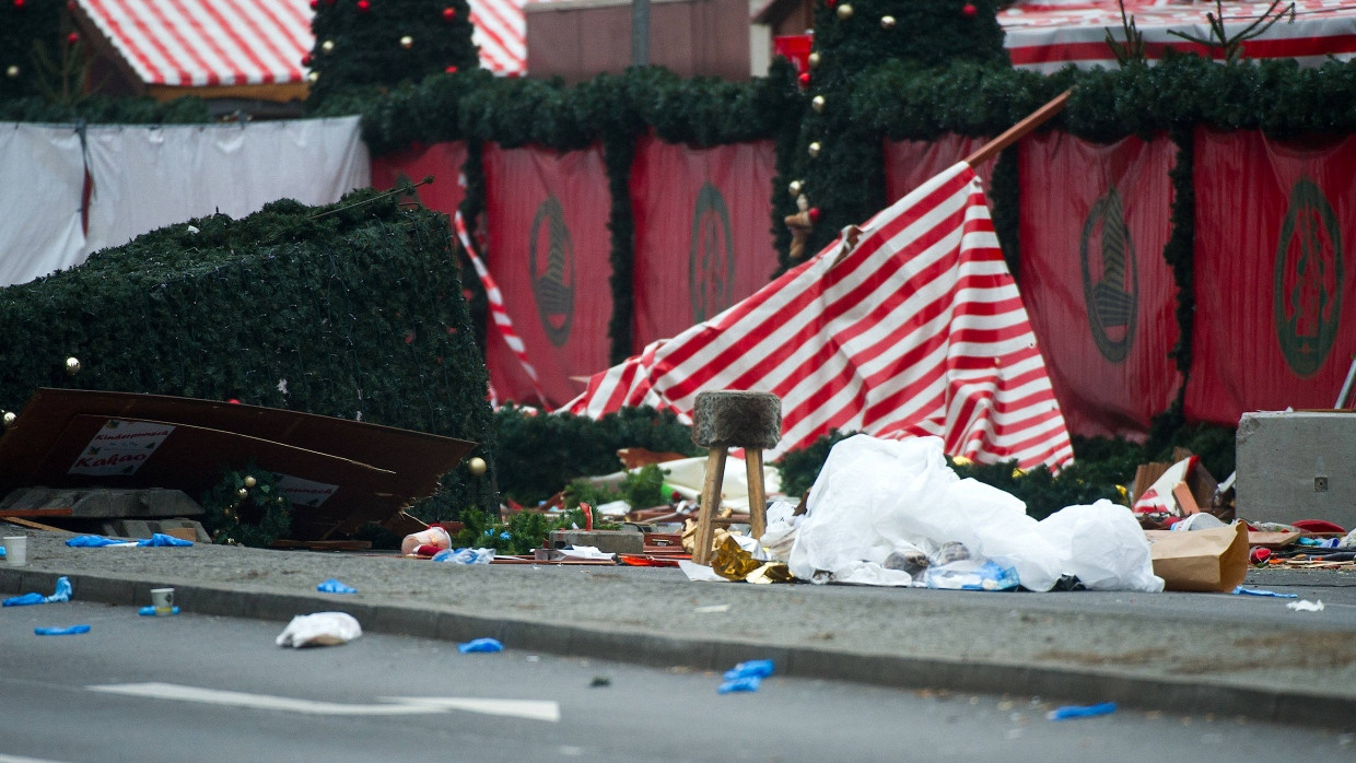 Der Weihnachtsmarkt am Berliner Breitscheidplatz am Tag danach