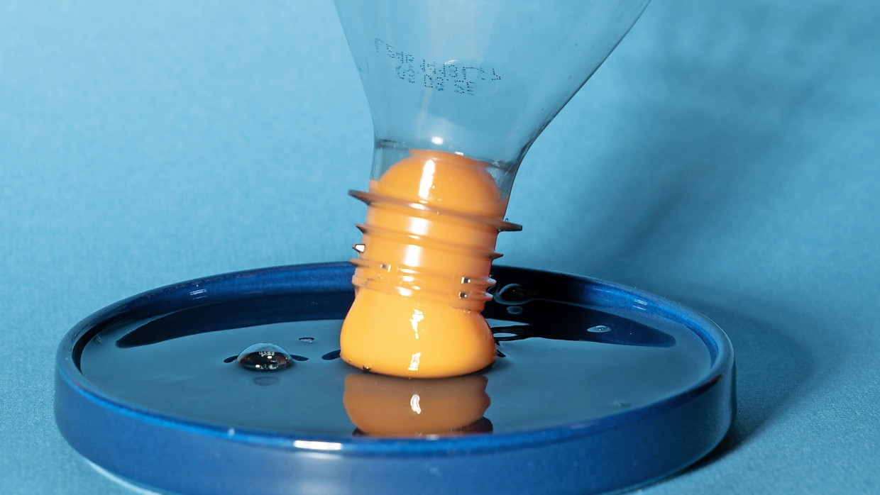 Einfach mal einen Gegenstand zweckentfremden: Eine Plastikflasche und etwas Kreativität helfen dabei, das Eigelb vom Eiweiß zu trennen.