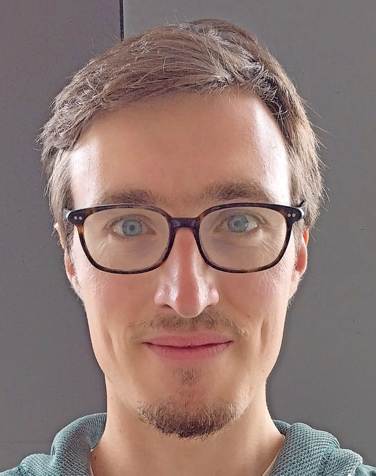 Tim Rieke ist Mitbegründer des renommierten Taktik-Portals Spielverlagerung.de, Autor und Trainer im höherklassigen Jugendfußball.