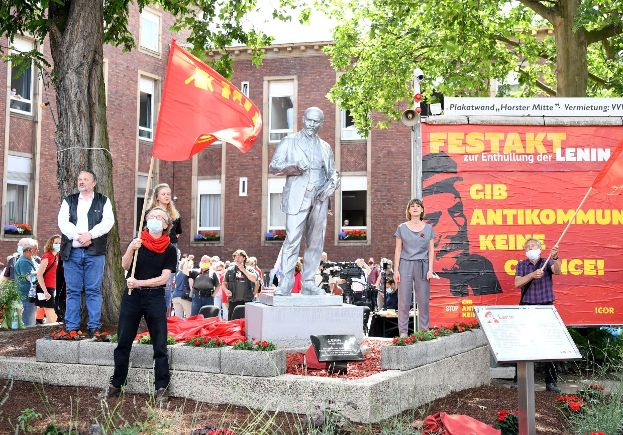 Die Vorsitzende der MLPD, Gabi Fechnter, bei der Enthüllung von Lenin am 20. Juni 2020