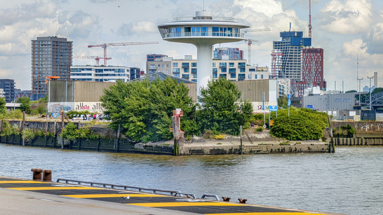 Blick auf den historischen Schuppen 29 und das Lighthouse auf dem Baakenhöft: Hier soll nach einer Vereinbarung zwischen dem Hamburger Senat und der Kühne-Stiftung ein neues Opernhaus errichtet werden.
